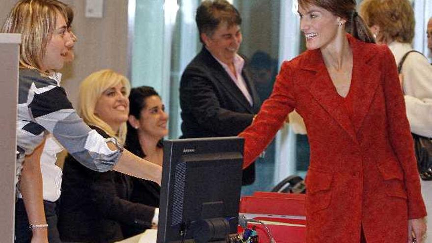 La princesa de Asturias saluda a una de las trabajadoras de la Cámara de Comercio de Valencia durante la visita realizada hoy a la nueva sede de la Institución