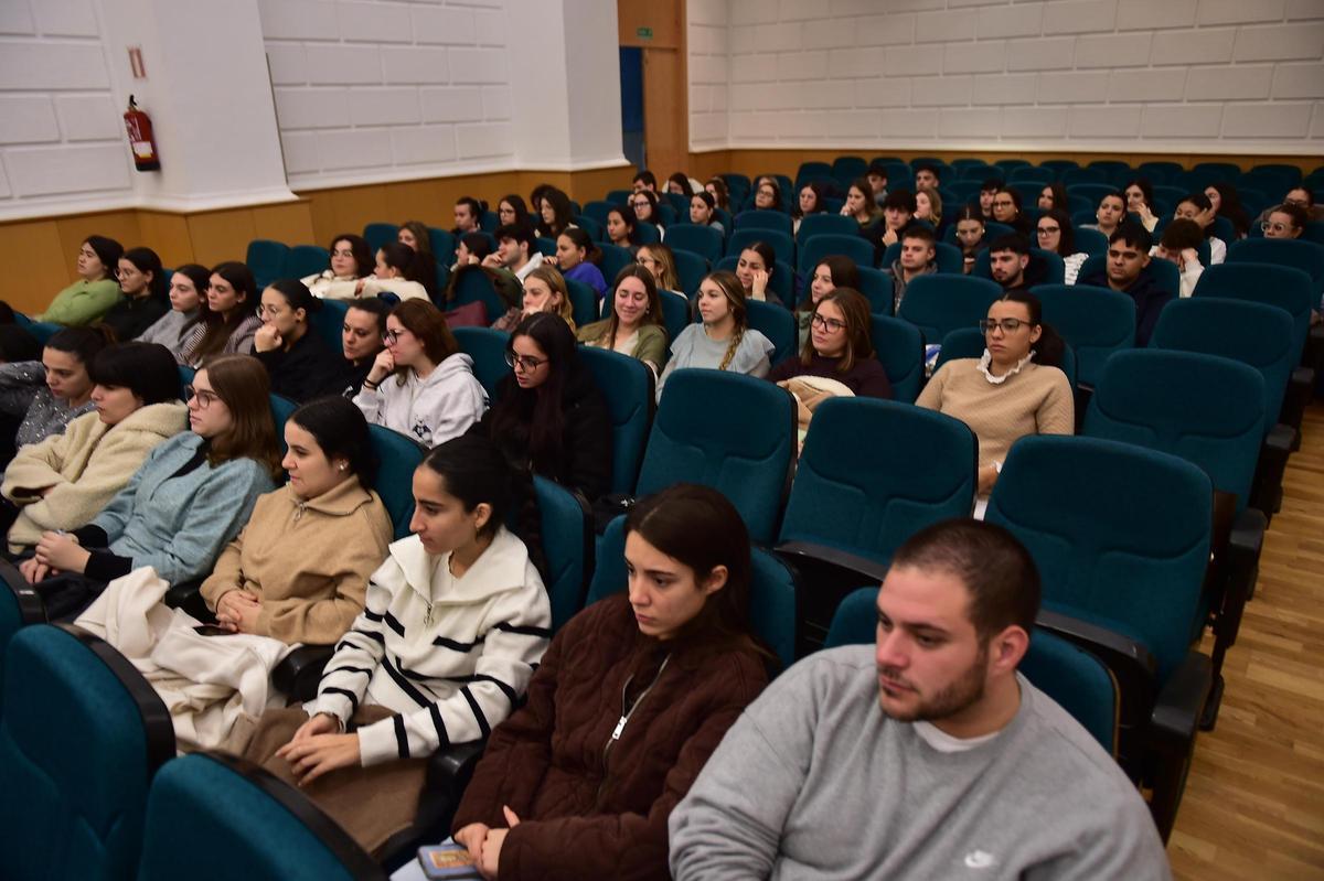 Estudiantes, en la charla de las tres mujeres emprendedoras del centro universitario de Plasencia.