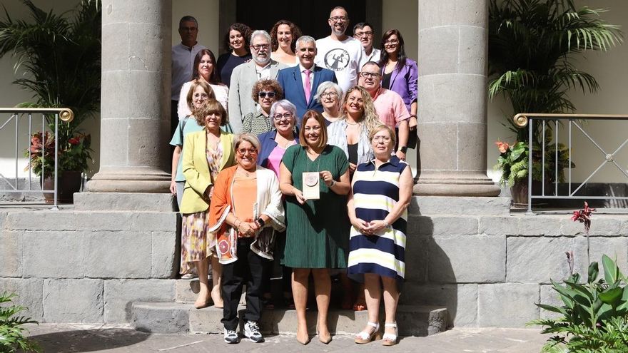 La presidenta del Parlamento anima a cuidar la salud mental “desde la infancia hasta la vejez”