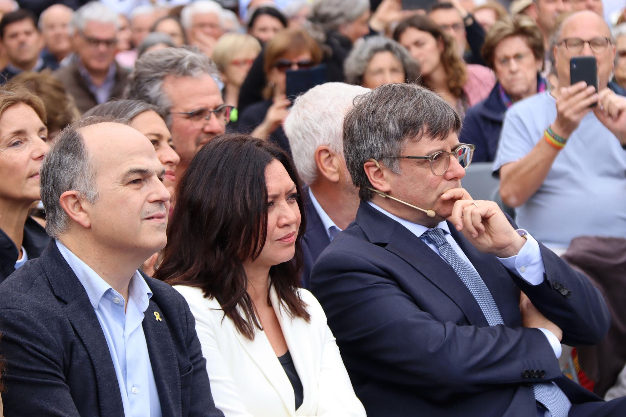 El candidat de Junts a les eleccions del 12-M, Carles Puigdemont, a l'acte públic d'Elna, acompanyat de la seva dona, Marcela Topor, i el secretari general del partit, Jordi Turull