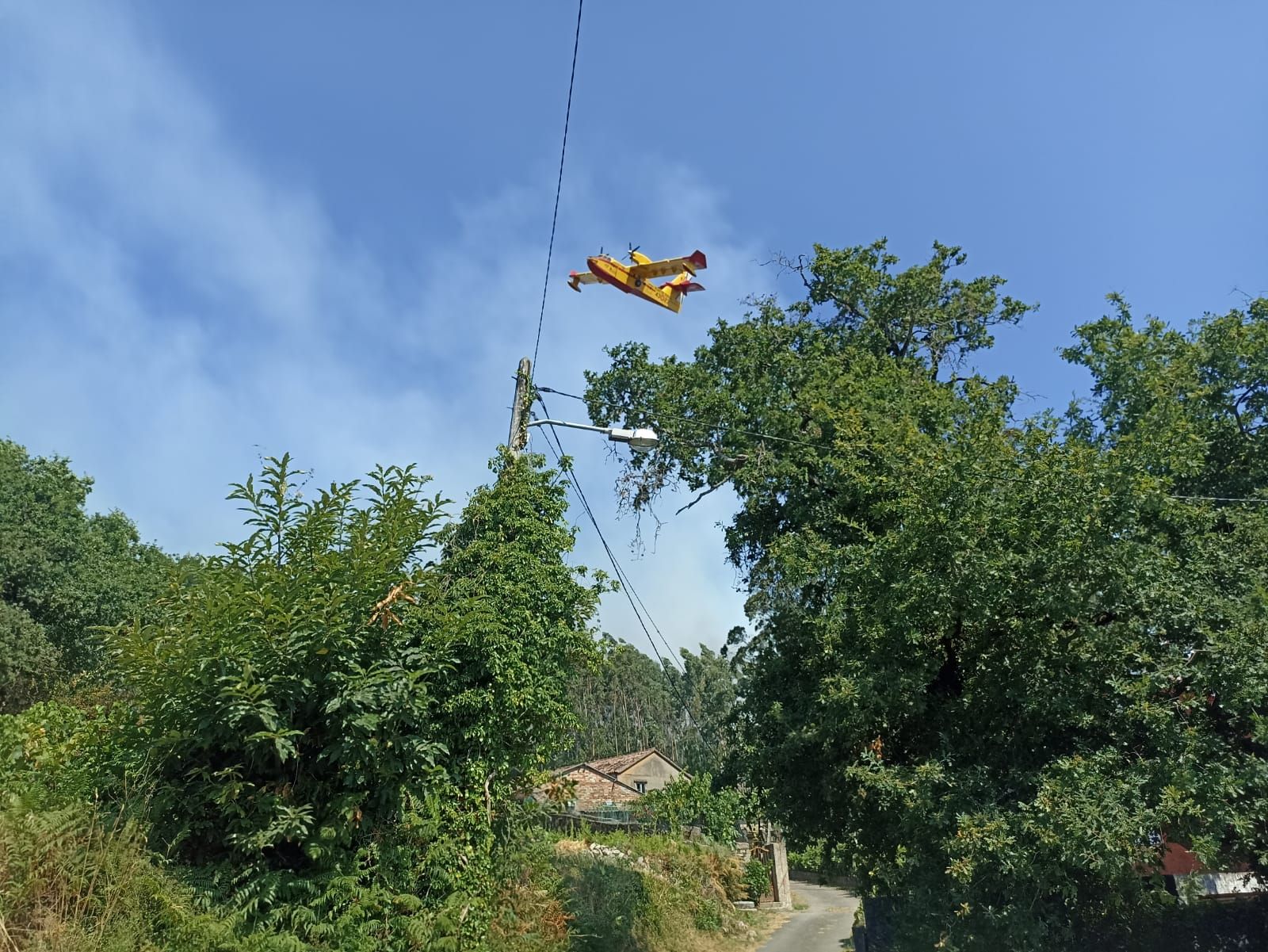 Jornada de humo y cenizas en Arousa con hasta cuatro focos activos