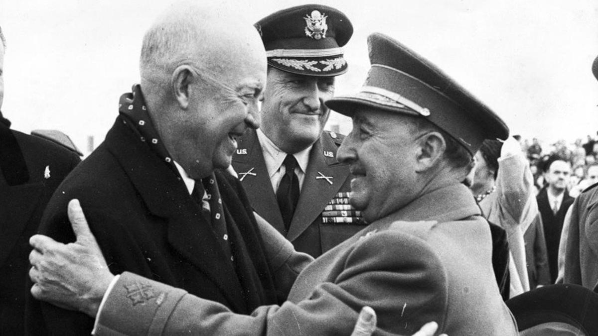 Francisco Franco recibe a Dwight D. Eisenhower, en diciembre de 1959.