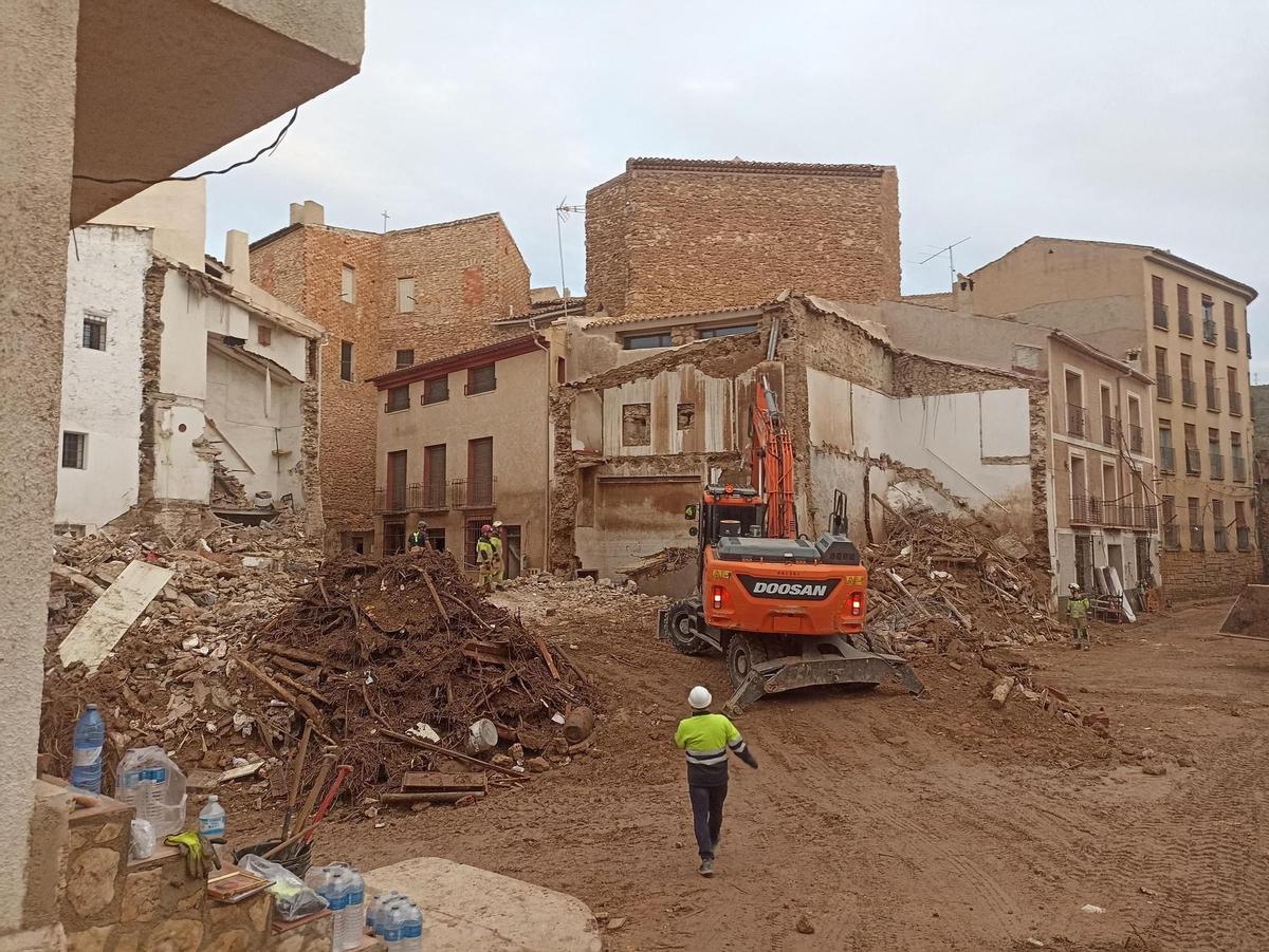 Las máquinas excavadoras trabajan en la 'zona cero' de Letur, el pueblo de Albacete arrasado por la riada del pasado martes.