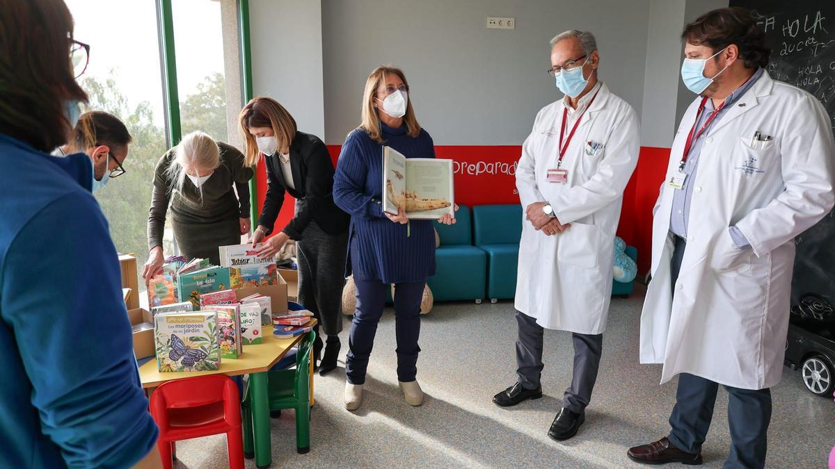 Momento de la entrega de los libros.