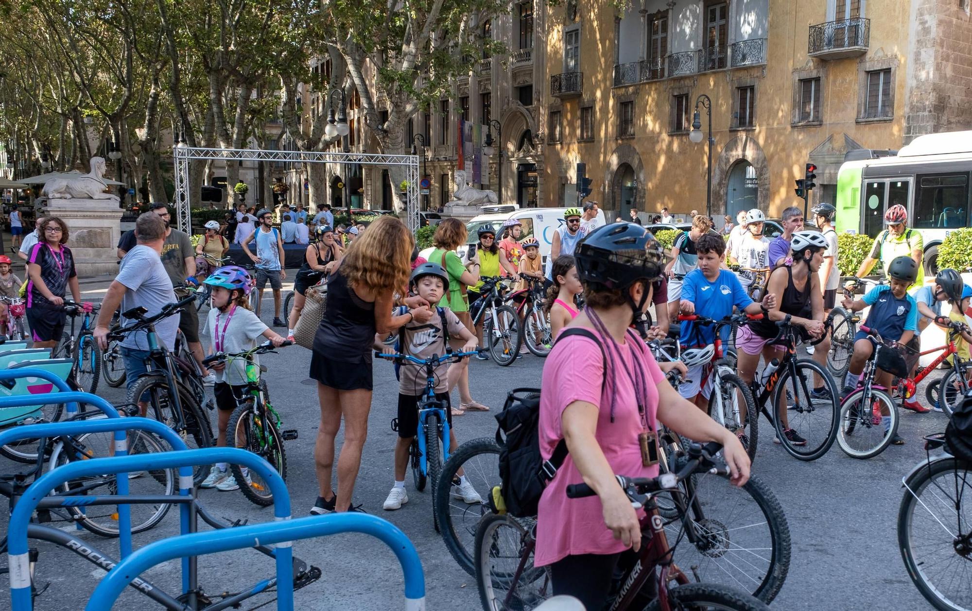 Un centenar de personas participan en la bicicletada de Palma