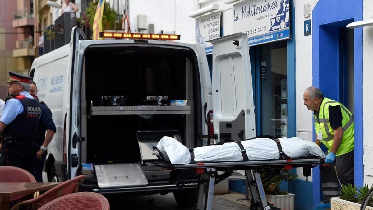 Servicios funerarios trasladan el cadáver del hombre asesinado en Vilanova i la Geltrú.