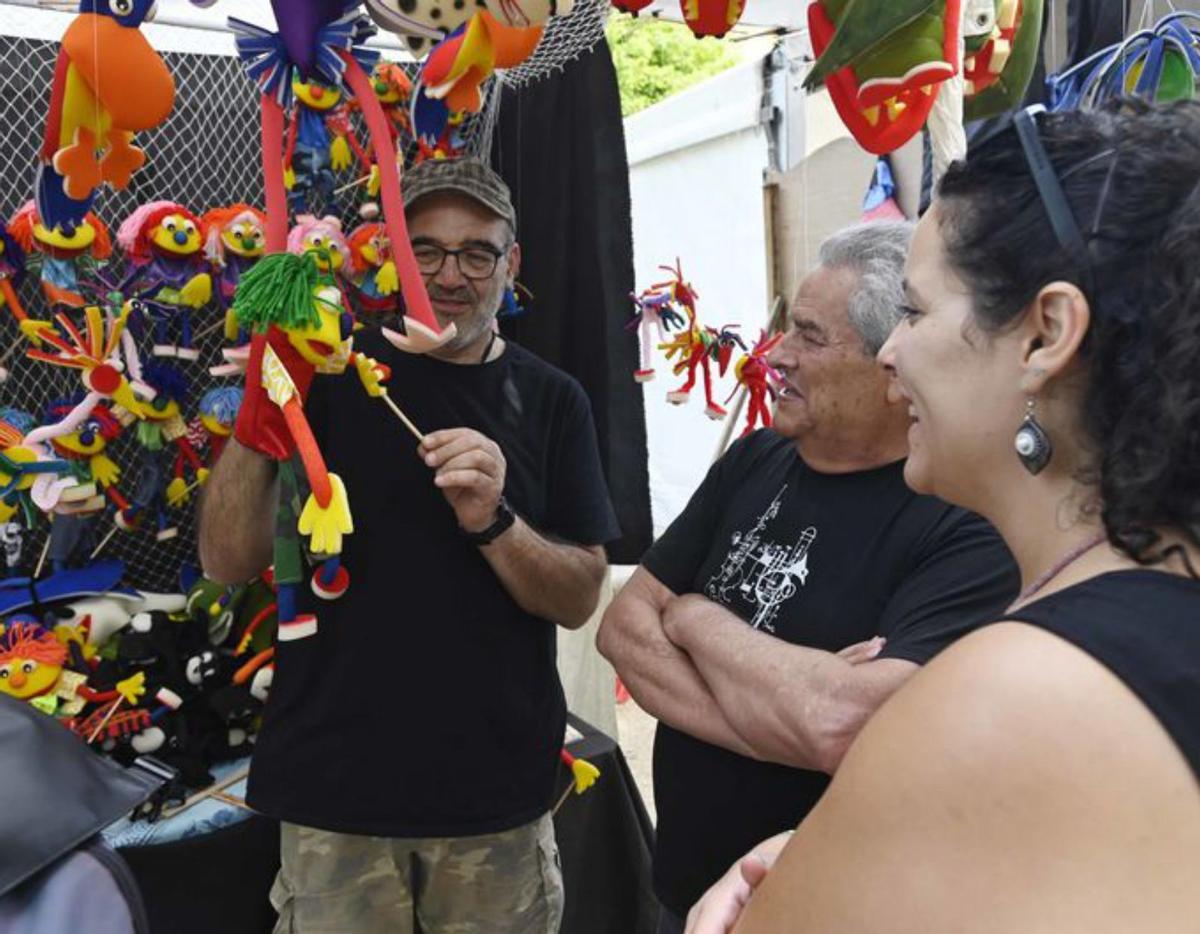El público familiar disfruta del ambiente del festival, ayer.