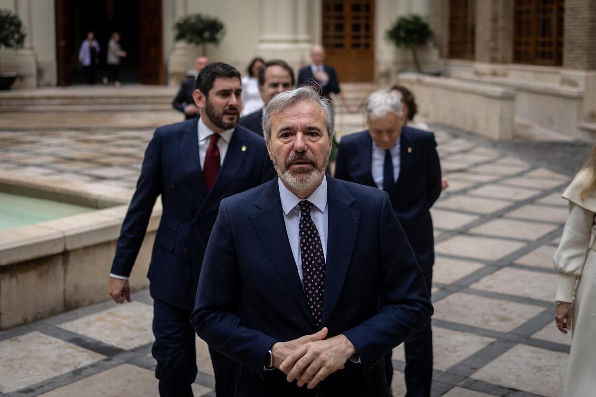 El presidente Azcón, accediendo a la Sala de la Corona del Pignatelli.