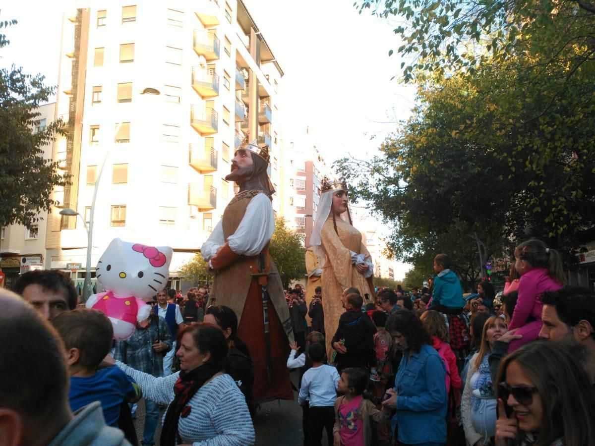 Gigantes y cabezudos en La Almozara