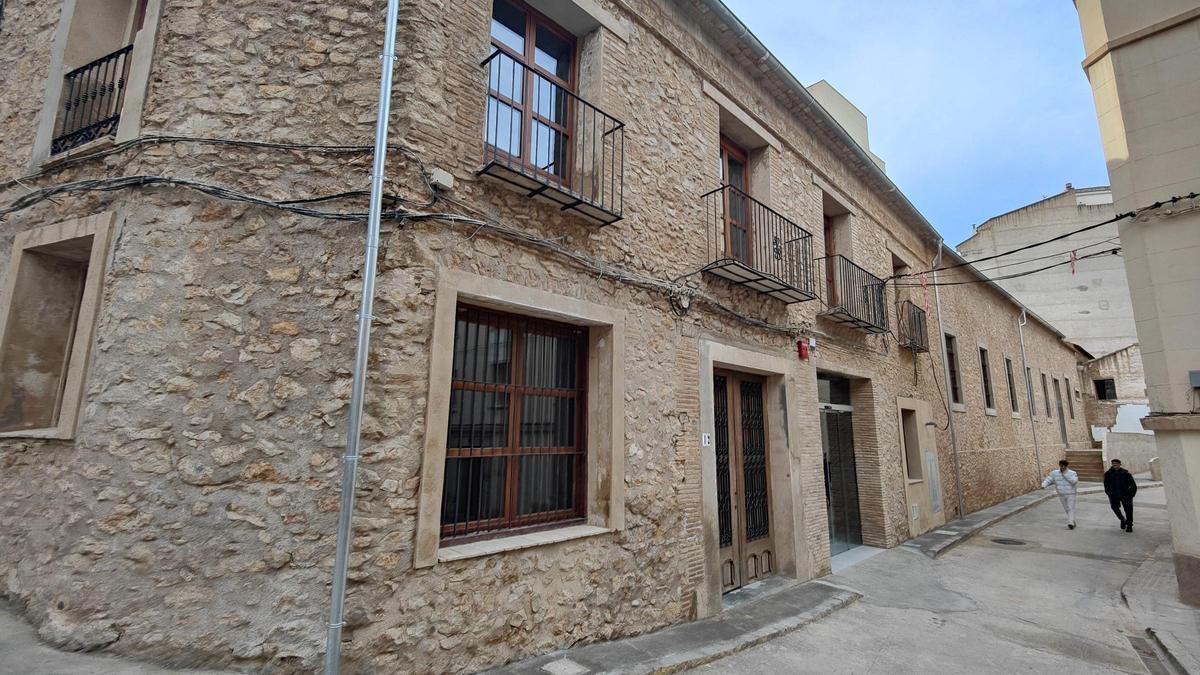 La antigua sede de la Muy Noble y Artística Cerámica de l'Alcora ha sido remozada para que pueda instalarse en ella la nueva biblioteca municipal.