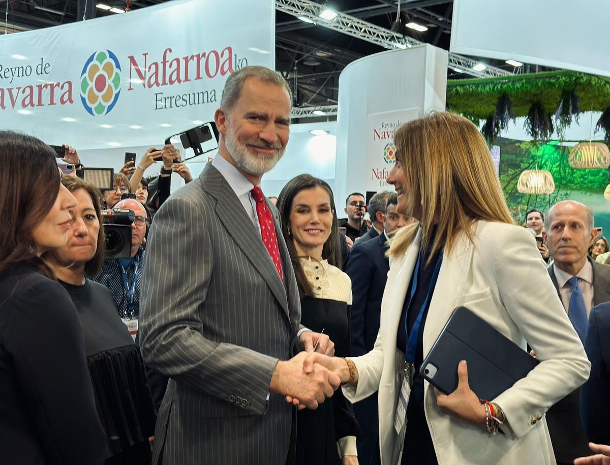 Patricia Fernández, con los reyes de España.