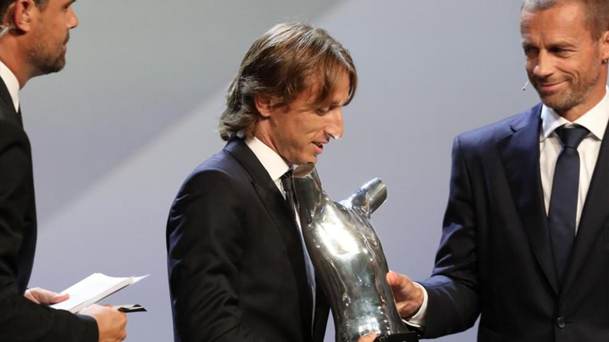 Modric recibió el trofeo al mejor futbolista de la temporada 17/18 de la UEFA