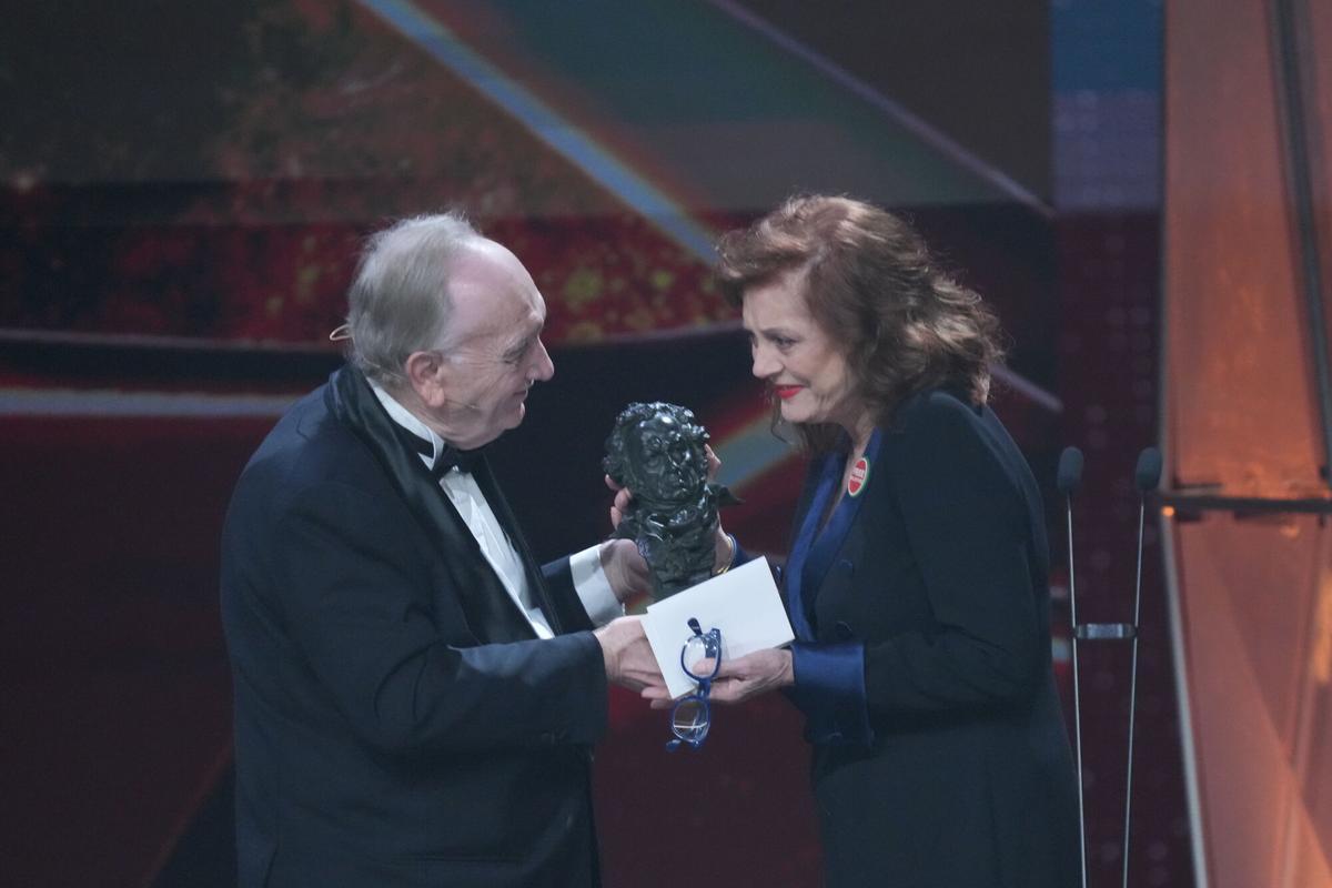 El presidente de la Academia del Cine, Fernando Méndez-Leite entrega a la actriz Susan Sarandon el Goya internacional en la 40º edición de los Premios Goya.