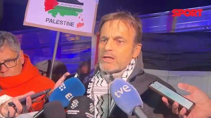 Jaume Asens protesta en contra del partido entre el Barça y el Tel-Aviv
