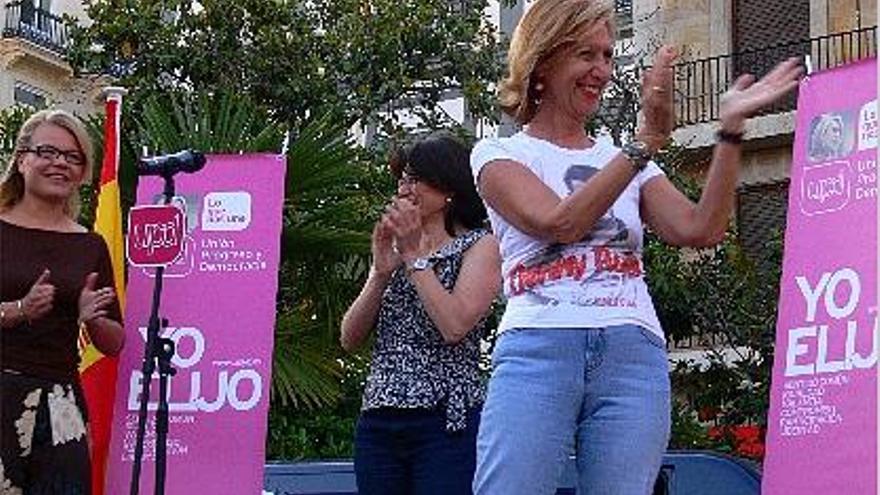 Rosa Díez, líder de UPyD, el pasado domingo, en un acto con micrófono en la plaza la Virgen.