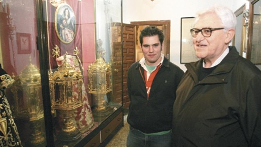 Presente y futuro. Guillermo Briales junto al padre Manuel Gámez, al lado de una parte del ajuar de la cofradía.