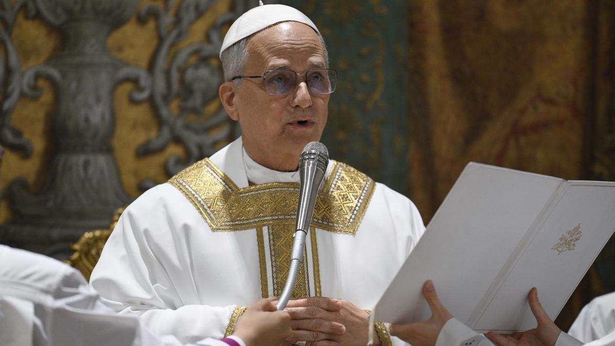El nuevo papa León XIV en su primera misa en la Capilla Sixtina tras ser elegido sumo pontífice de la Iglesia.