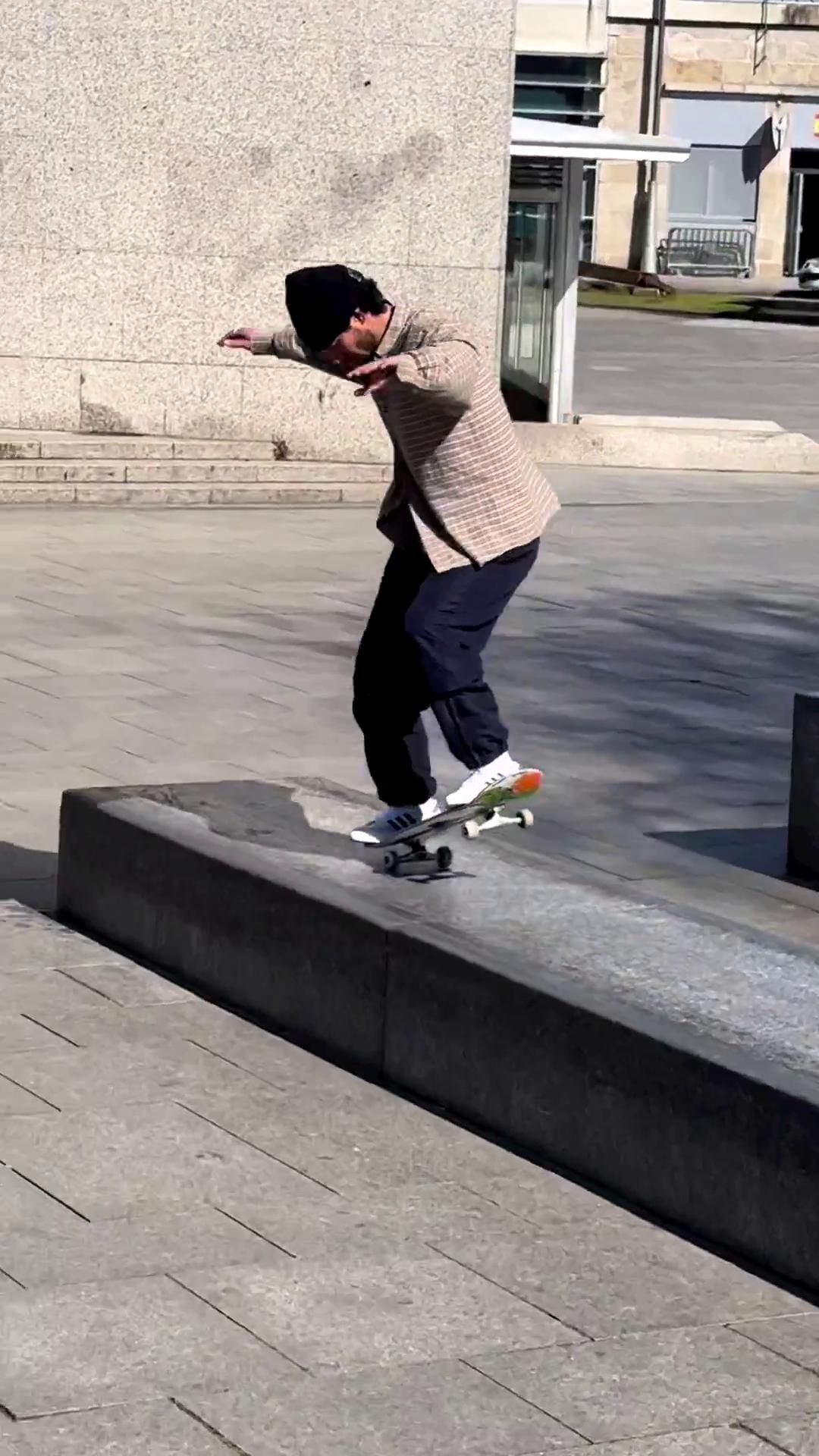 Los 'skaters' internacionales Miles Silvas, Mark Suciu y Mikel Vidal, en Vigo