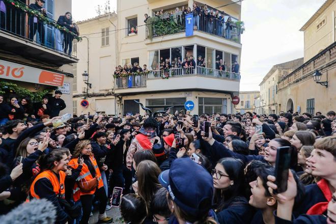 Un Sant Antoni amable y respetuoso llena Manacor de fiesta y humo