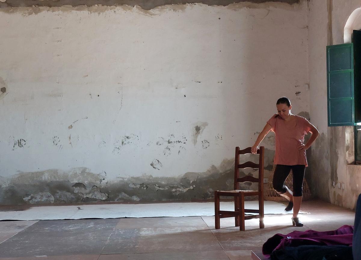 Rocío Molina en un ensayo de 'Carnación' en La aceitera, su espacio de creación en Sevilla.