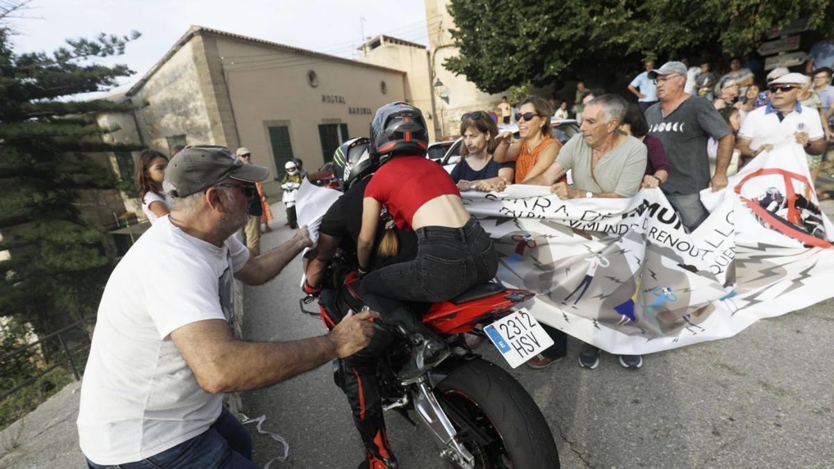 El año pasado, los integrantes de Indignats Ma-10 cortaron la carretera de Banyalbufar. | MANU MIELNIEZUK