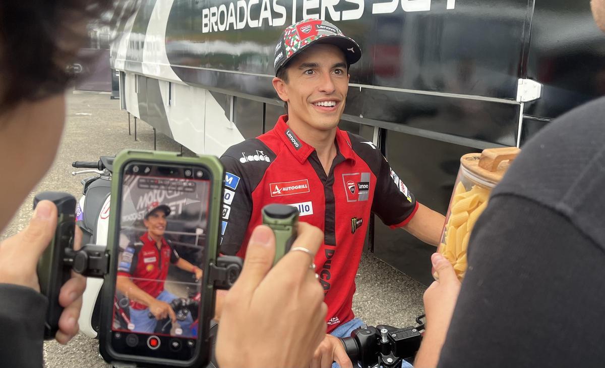 Marc Márquez (Ducati), asaltado por unos aficionados en el 'paddock' del Mugello.