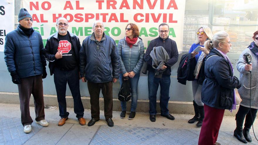 Miembros de la Plataforma contra el Tranvía, a las puertas de la delegación del Gobierno andaluz en la Alameda.