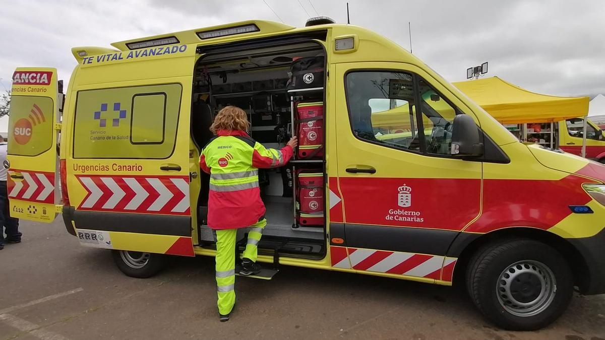 Una sanitaria del SUC accede a la ambulancia en una intervención.