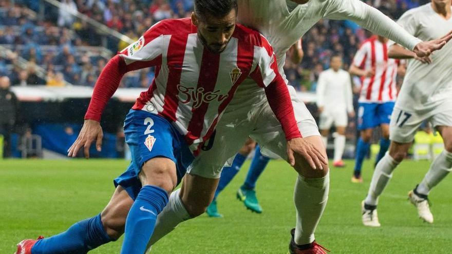 Douglas intenta superar la presión de James.