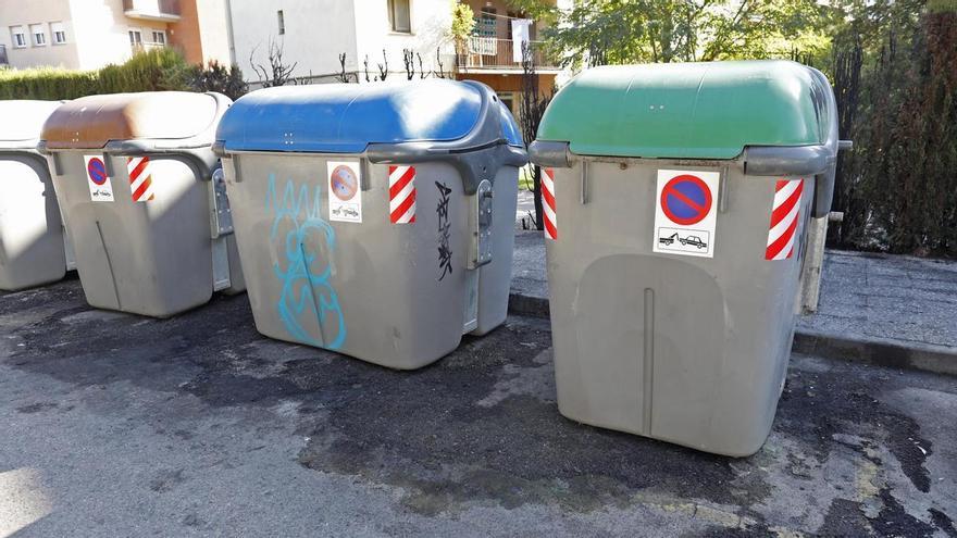 Un home se salva de miracle de morir triturat dins d’un camió d’escombraries a Girona