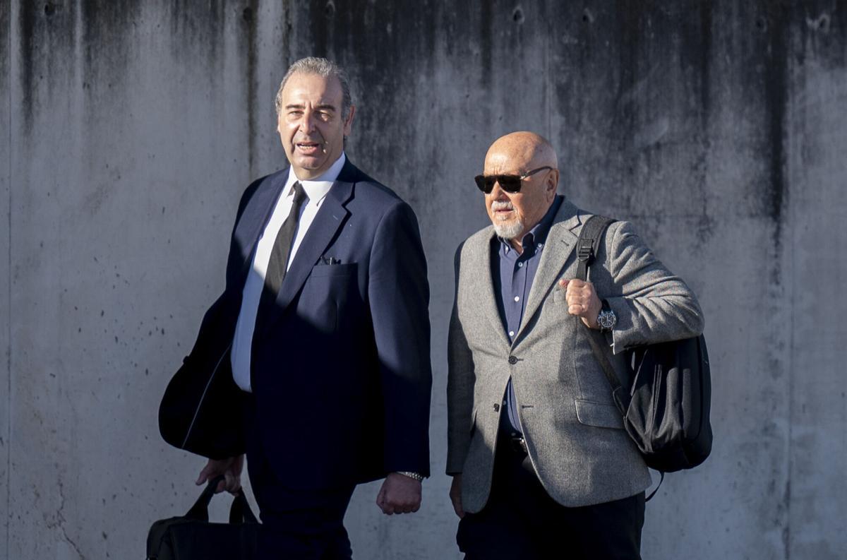 El exjefe de Asuntos Internos de la Policía Nacional Marcelino Martín Blas (d) junto a su abogado Antonio Alberca acuden al juicio de Kitchen