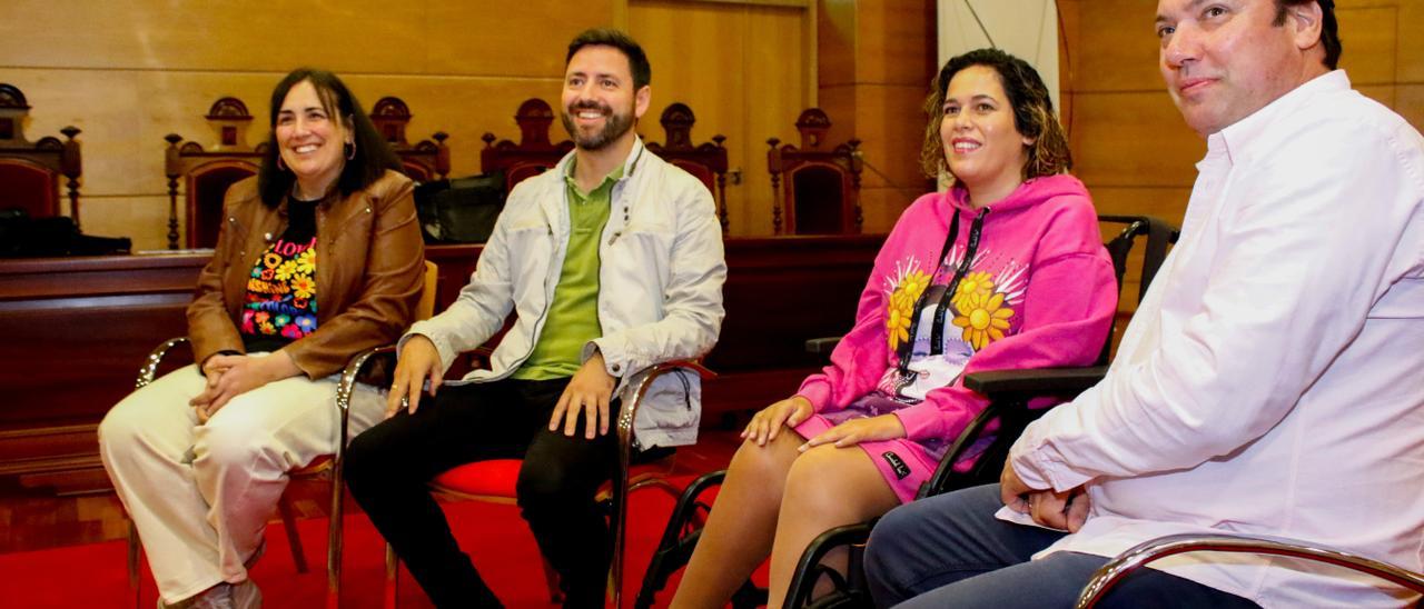 Mercedes Álvarez, en el centro, entre Samuel Lago y Constantino Cordal