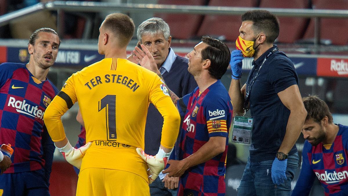 Messi se dirige a Griezmann y Ter Stegen ante Setién y Sarabia en el Camp Nou.