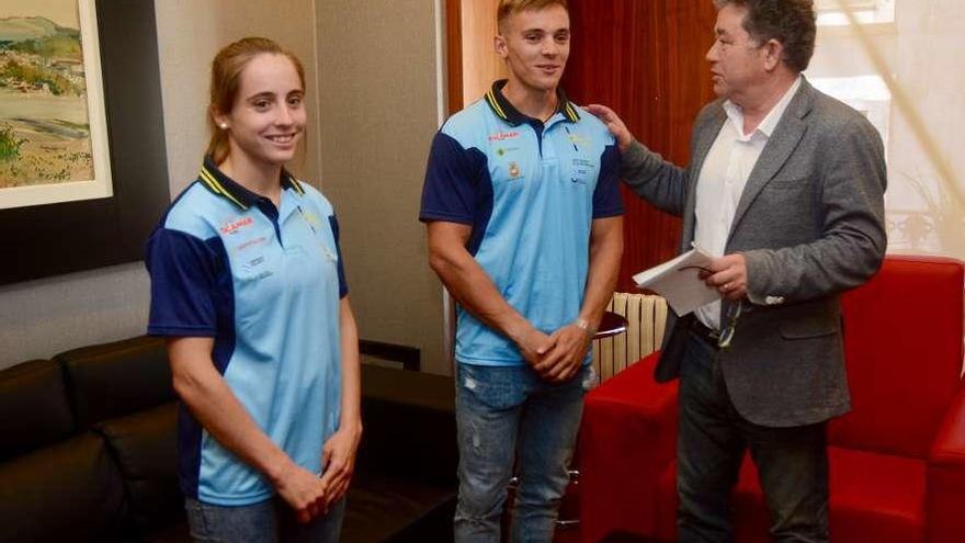 Adrián Sieiro (centro) junto a su hermana Carla en la recepción en el Concello. // Rafa Vázquez