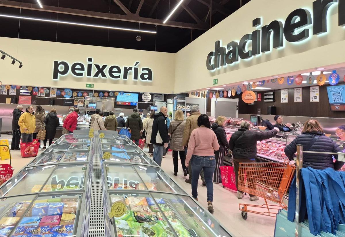 Clientes en el renovado supermercado Gadis de Noia.