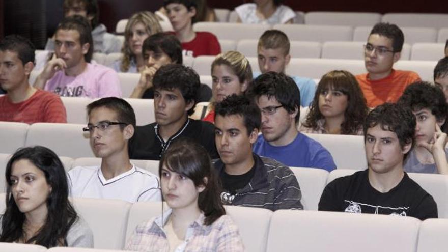 Universitarios de primer curso en el acto de recepción de estudiantes.