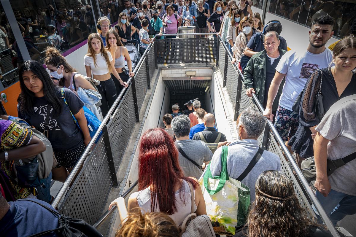 Empieza el corte de tren de la R-2 Nord y el R11. Los trenes se detienen en Montcada, pasajeros van andando a la otra línea (Montcada-Manresa), para llegar a Barcelona