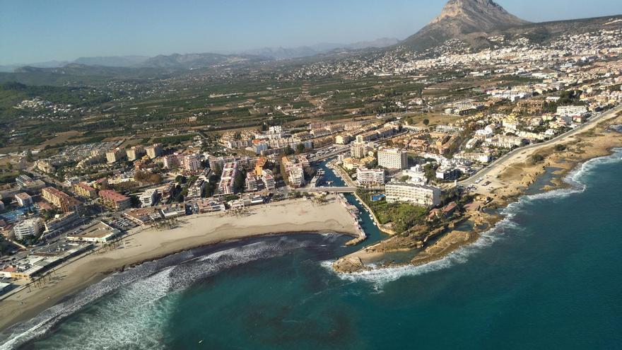 Xàbia, al vuelo: resistencia agrícola y bahía hiperurbanizada