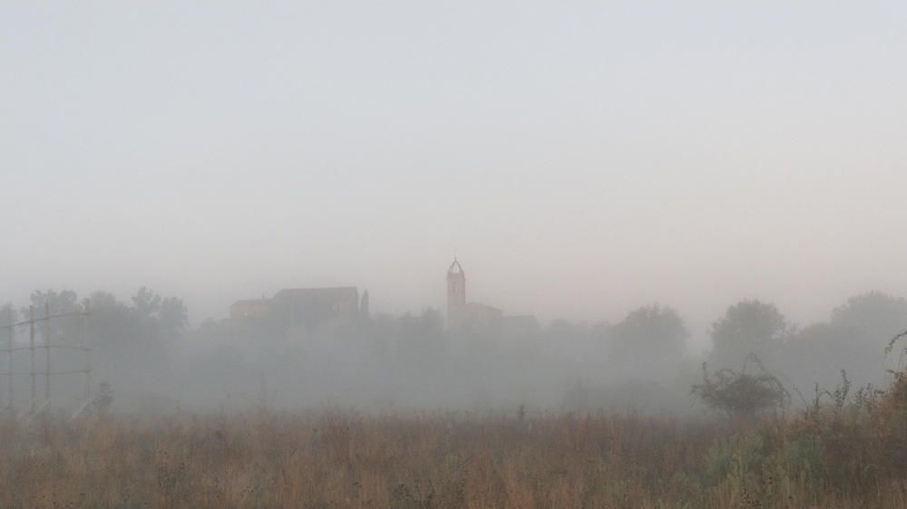 Matí ple de boira al poble de Linya