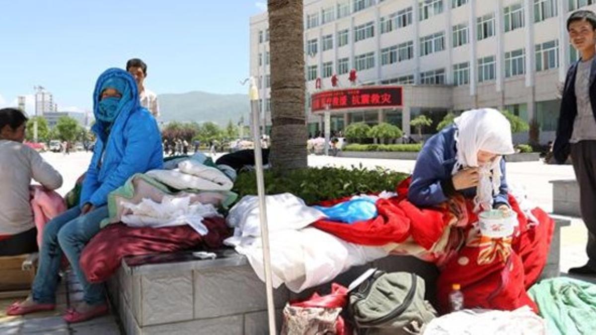 Pacientes evacuados del hospital del condado de Minxian, en la provincia de Gansu, tras el temblor de tierra de este lunes.