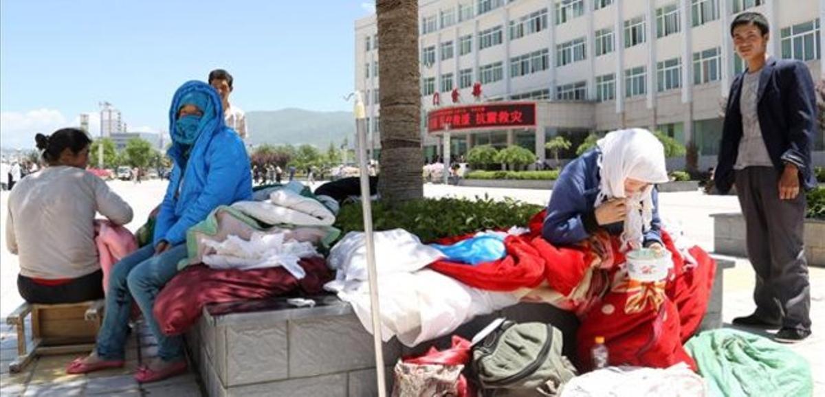 Pacients evacuats de l’hospital del comtat de Minxian, a la província de Gansu, després del terratrèmol d’aquest dilluns. Pacients evacuats de l’hospital del comtat de Minxian, a la província de Gansu, després del terratrèmol d’aquest dilluns.