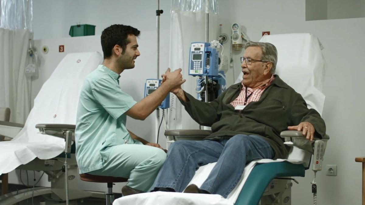 Un sanitario y un paciente, en una imagen facilitada por el Hospital del Vinalopó