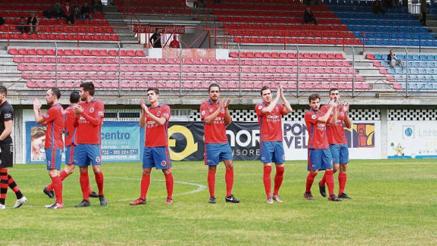 Los jugadores de la Unión Deportiva Ourense, agradeciendo el apoyo de la afición. // Iñaki Osorio