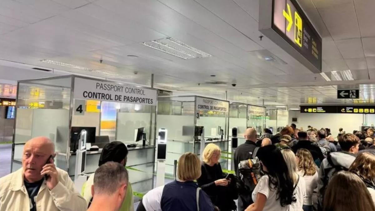 Los pasajeros colapsan los controles fronterizos en el aeropuerto Tenerife Sur.