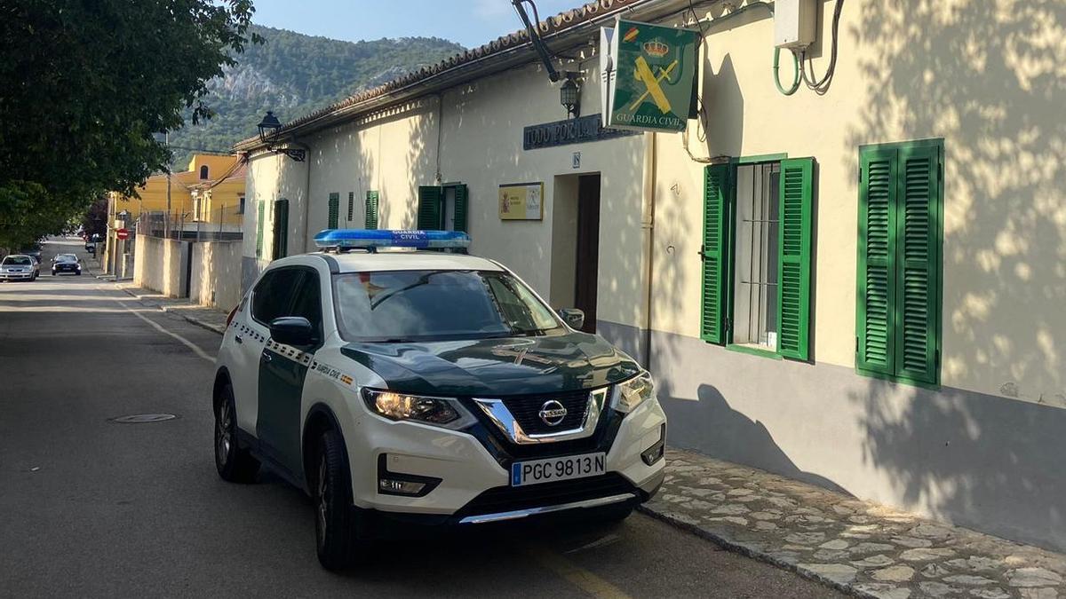 Un coche patrulla aparcado en el puesto de la Guardia Civil de Esporles.