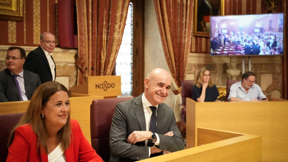 El portavoz municipal del PSOE, Antonio Muñoz, y la portavoz adjunta del PSOE municial, Sonia Gaya.