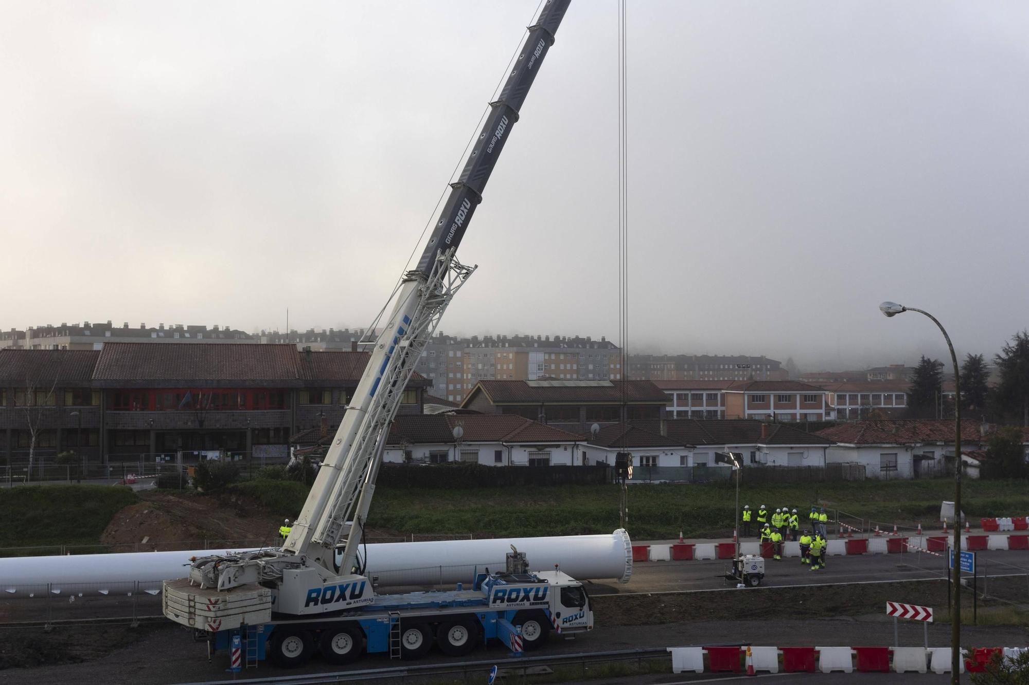 EN IMÁGENES: Así fue la instalación del mástil de 55 metros en las obras de la entrada de Oviedo