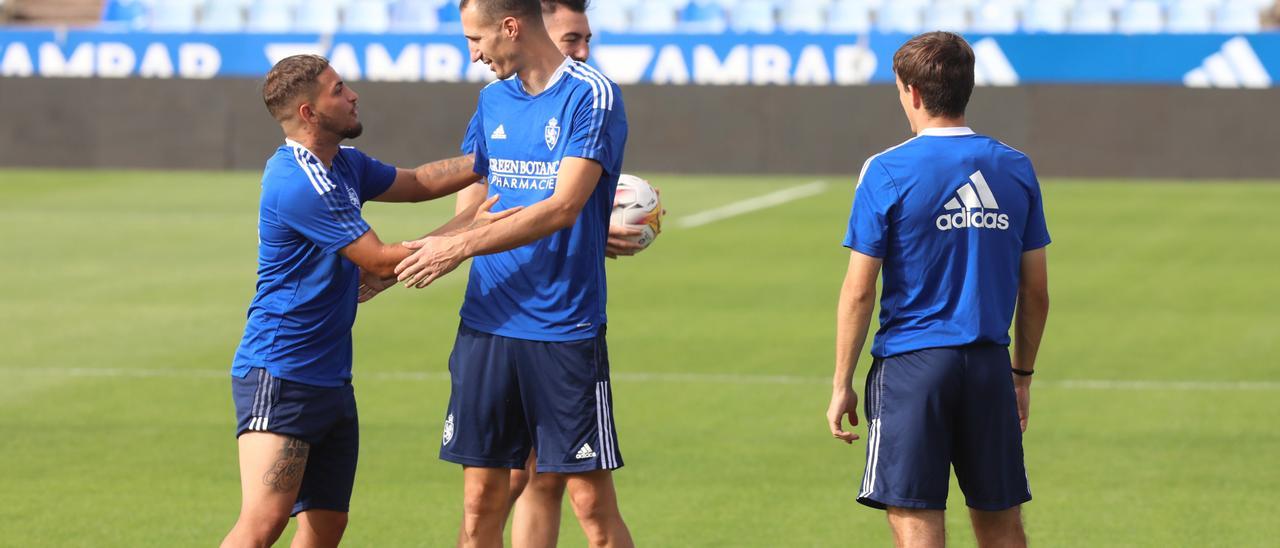 Carbonell saluda a Petrovic en un entrenamiento del Real Zaragoza en La Romareda en la pasada pretemporada.