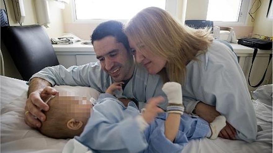 Emilia Valcárcer y José Bezares con su hijo Pepe a quien le dio un trozo de hígado para que se lo trasplantaran.