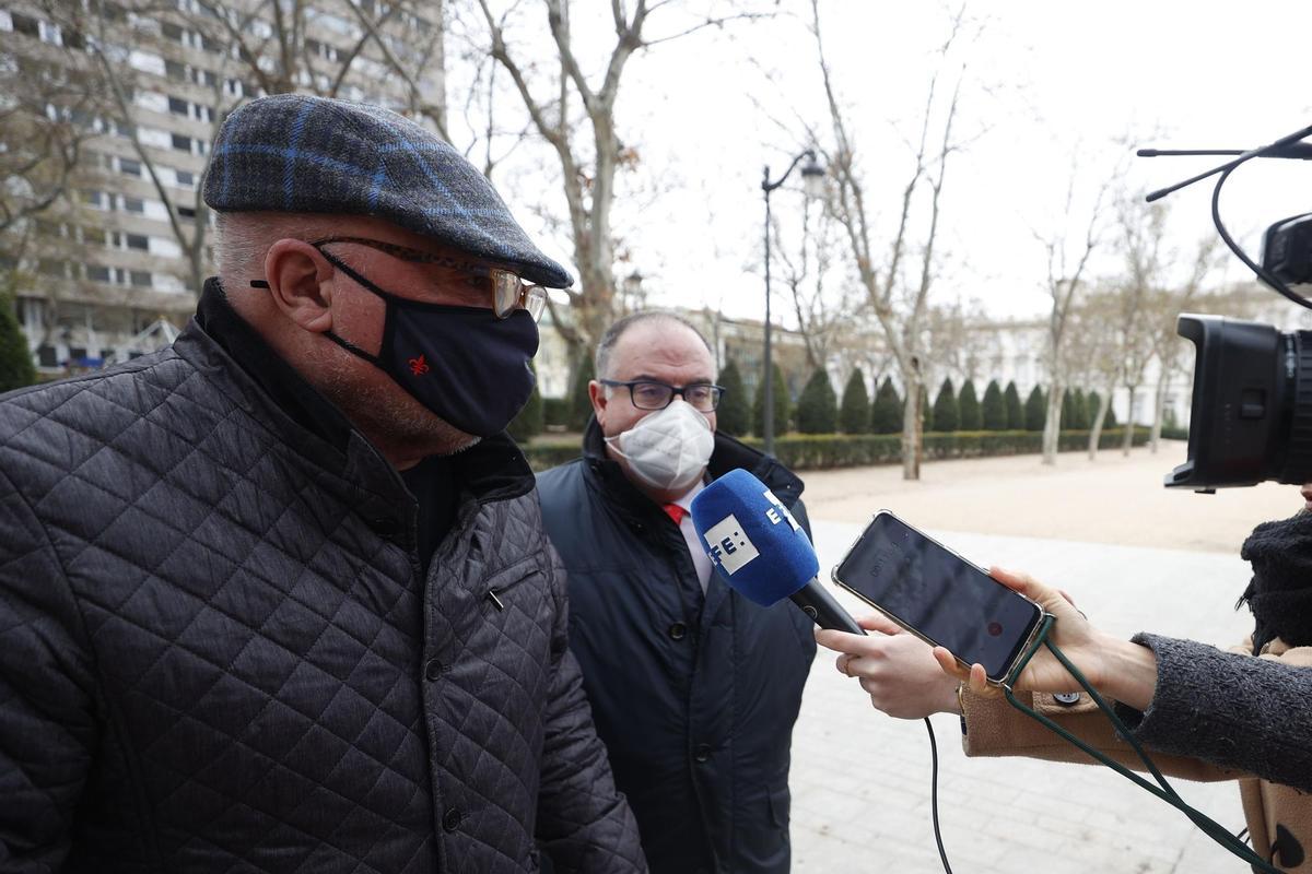 El excomisario José Manuel Villarejo hace declaraciones a los medios a su salida de la Audiencia Nacional este viernes.